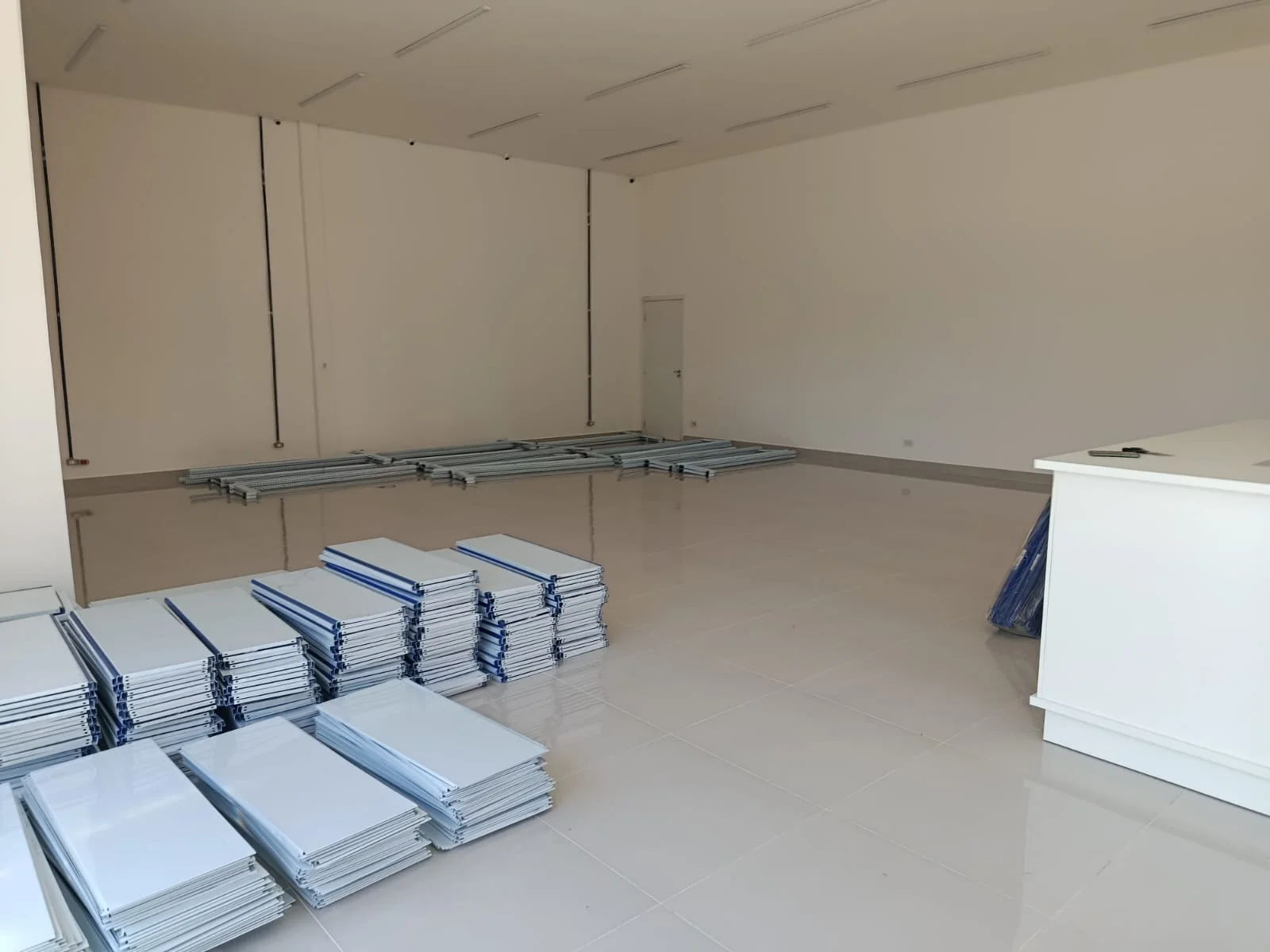 Fase 1 da montagem de gôndolas em Campo Grande MS — peças organizadas e separadas no local