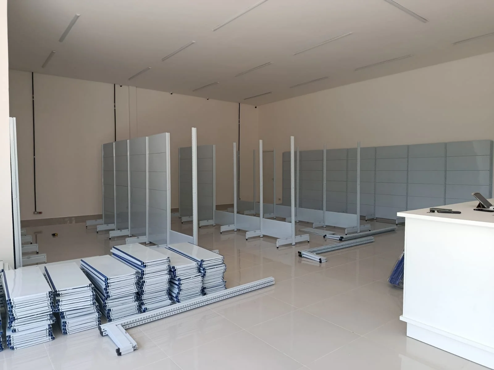 Fase 2 da montagem de gôndolas em Campo Grande MS — colunas e painéis sendo montados