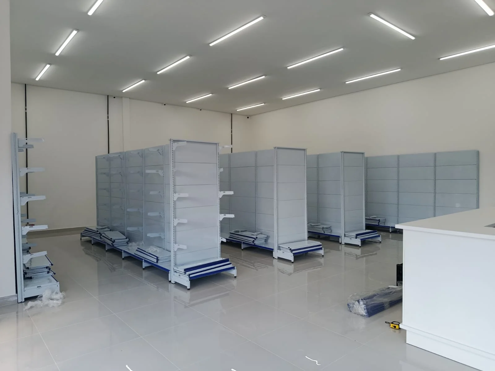 Fase 3 da montagem de gôndolas em Campo Grande MS — prateleiras e bandejas instaladas